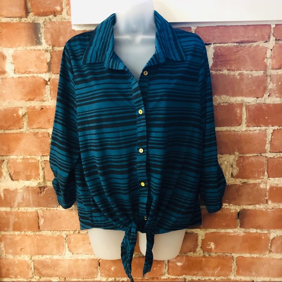 Set up 2 button up shirts with tie front - Picture 5 of 8